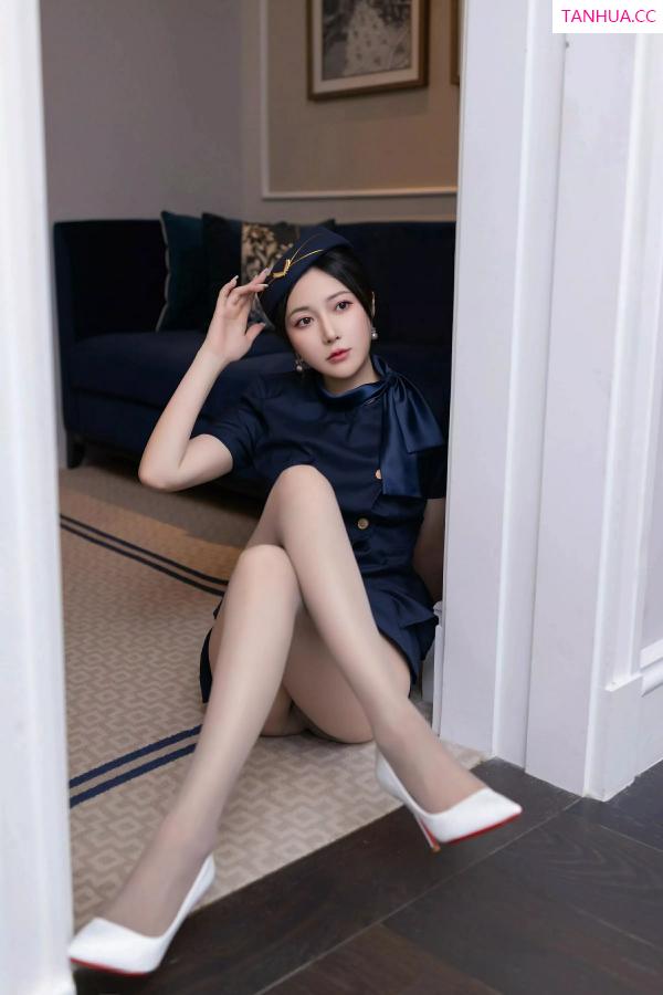 鱼子酱fish  [XiuRen]高清写真图 2025.04.11 No.10142 鱼子酱Fish 空姐制服第26张图片